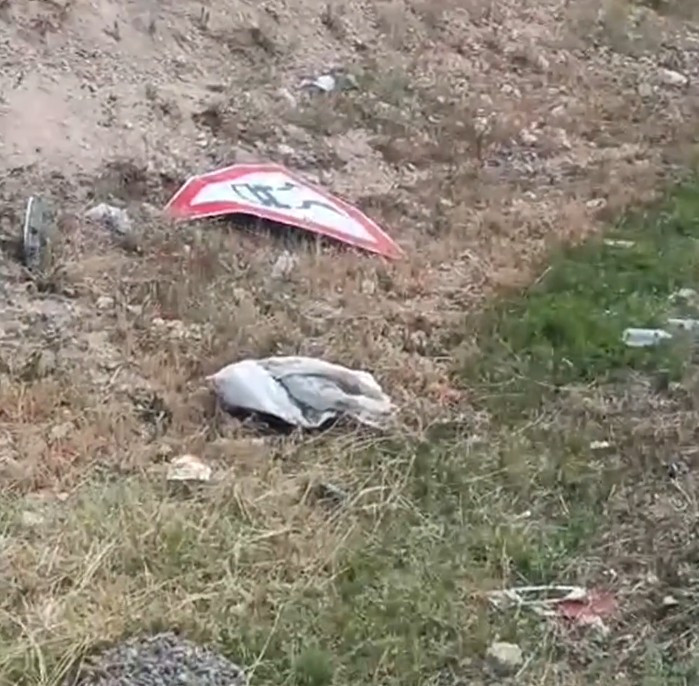 Elmadağ'daki kazada kontrolden çıkan araç tabelaya çarptı: 2 yaralı