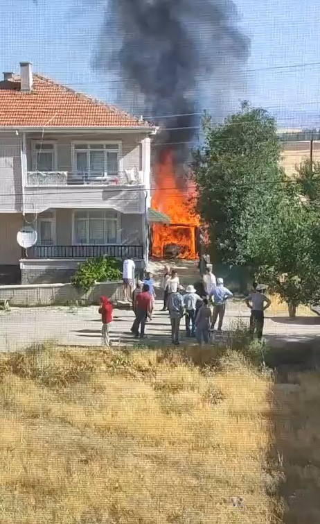 Akyurt'ta park halindeki araç yandı: Geriye hurda yığını kaldı