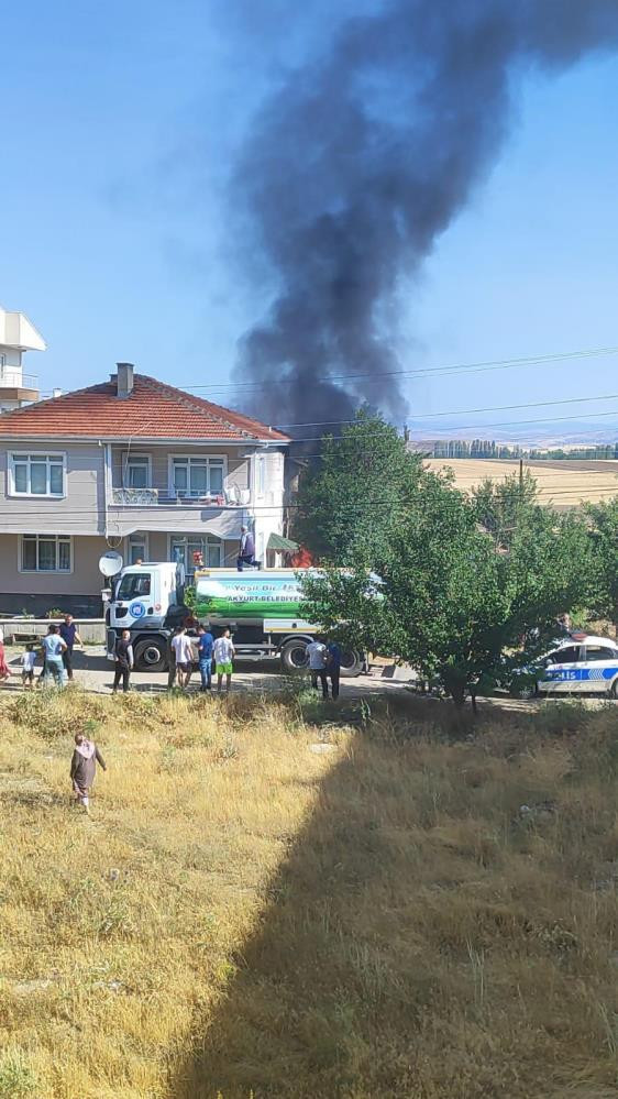 Akyurt'ta park halindeki araç yandı: Geriye hurda yığını kaldı - Resim : 2