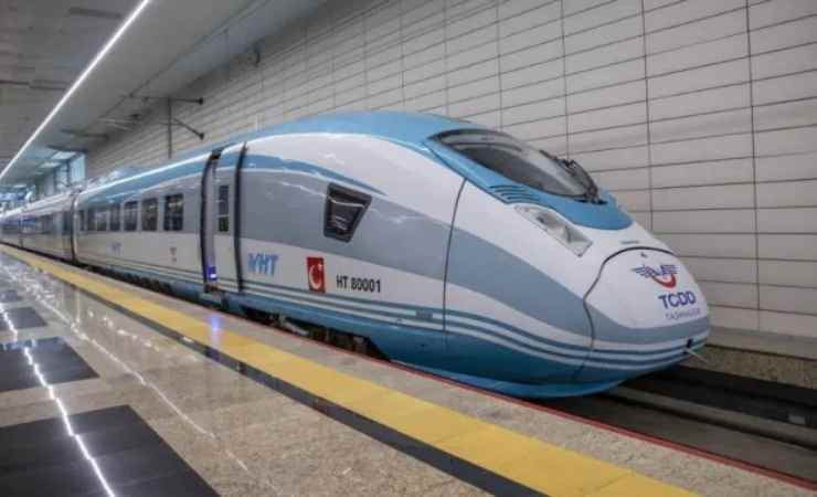 Ankara ve İstanbul YHT seferleri orman yangını nedeniyle bekletiliyor