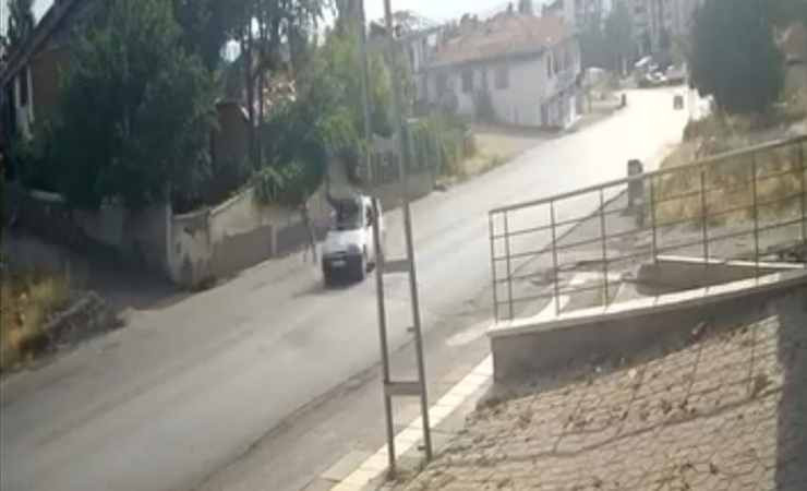Mamak'ta polisten kaçan aranan şahsa otomobil çarptı