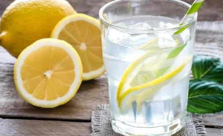 Limonlu su tüketenler bu yan etkileri bilmeliler!