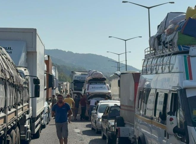 Ankara'dan yola çıkan tır bariyere girdi yol trafiğe kapandı!