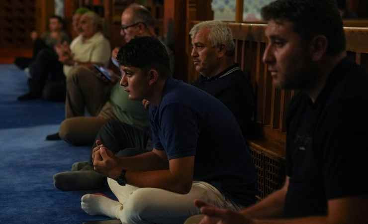 Kuraklıktan ve yangınlardan korunmak için başkentte camilerde dua edildi