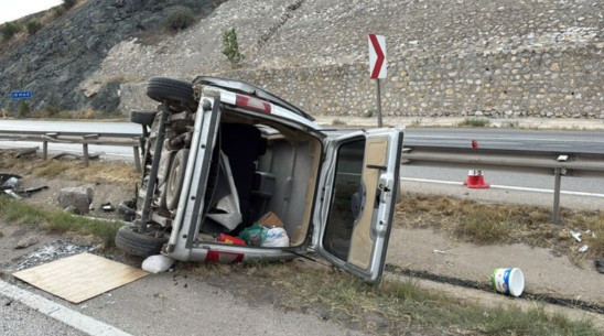 Ankara - Kırıkkale kara yolunda hafif ticari araç sulama kanalına devrildi: 1 ölü, 1 yaralı