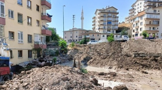 Mamak'ta iş makinesi su borusunu patlattı! Binanın istinat duvarı yıkıldı - Resim : 2