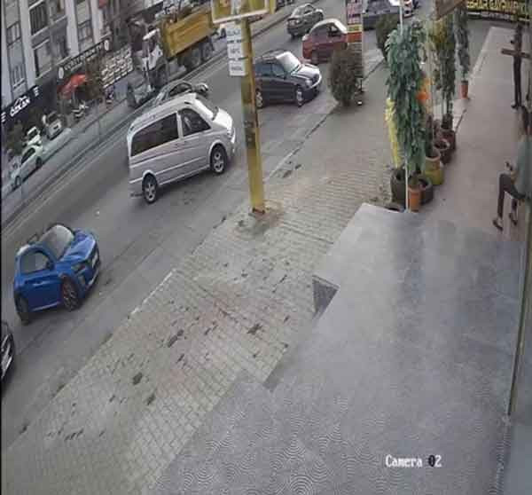 Keçiören'de kamyonun çarptığı otomobilin sürüklendiği kaza kamerada