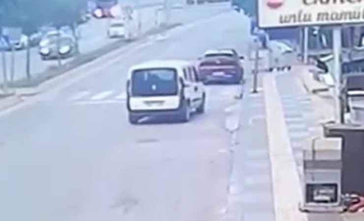 Gölbaşı'nda freni boşalan araçtan son anda kaçıp canlarını kurtardılar