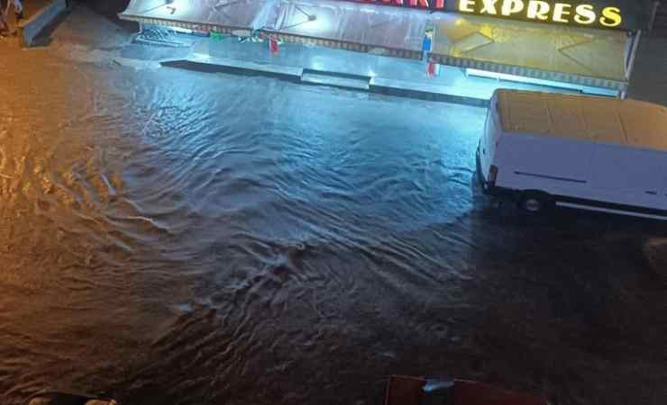 Ankara'da sağanak yağış hayatı olumsuz etkiledi