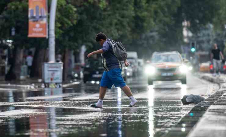 Ankara'da akşam saatlerinde sağanak yağış bastırdı