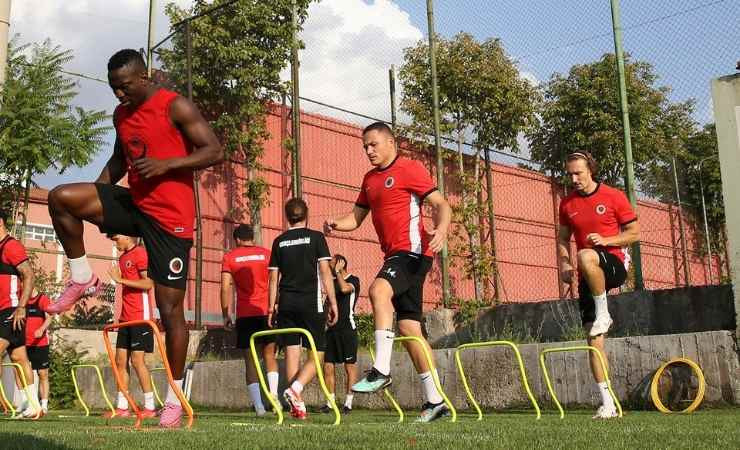 Gençlerbirliği önce taraftarlarla buluştu sonra antrenman yaptı