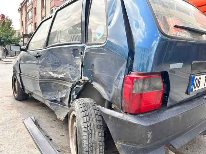 Mamak'ta trafik kazası: Minibüs park halindeki 4 otomobile çarptı - Resim : 3