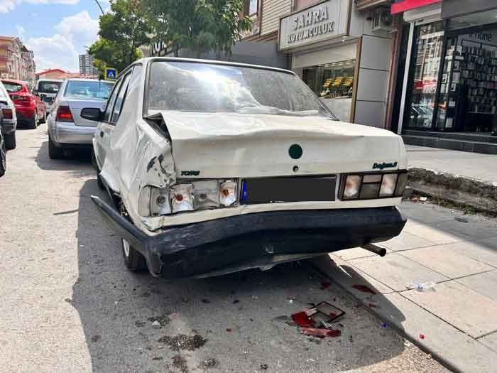 Mamak'ta trafik kazası: Minibüs park halindeki 4 otomobile çarptı