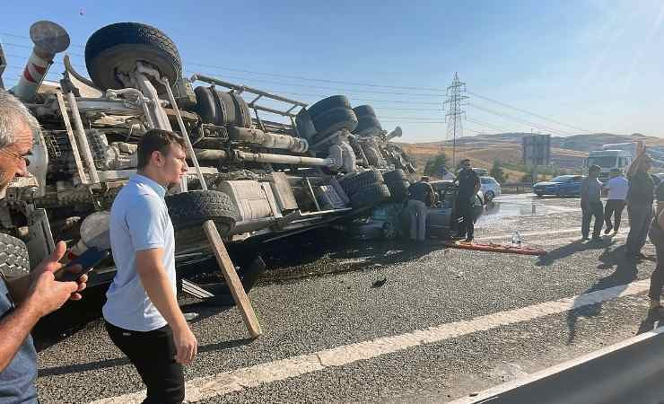 Etimesgut'ta iş mikseri otomobilin üstüne devrildi: 6 kişi yaralandı