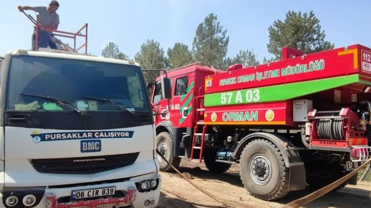 Pursaklar Belediyesi ekipleri Karabük'te yangın söndürme çalışmalarına destek veriyor - Resim : 2