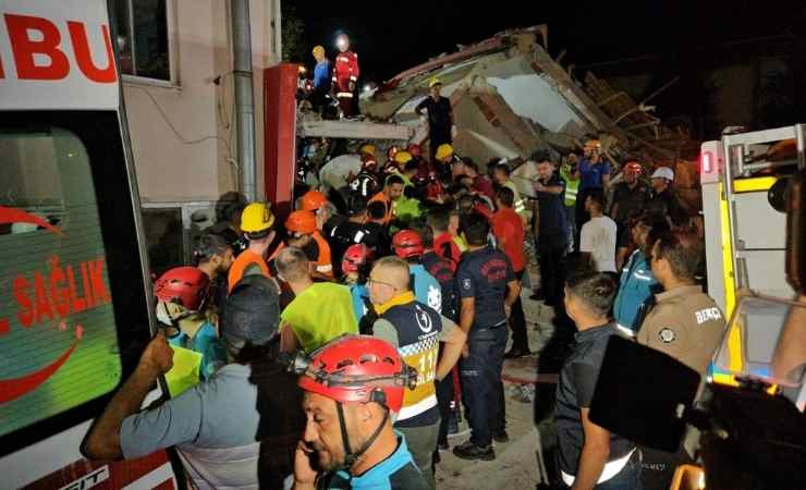 Balıkesir'de depremde yıkılan binada olan 6 kişi de sağ çıkarıldı