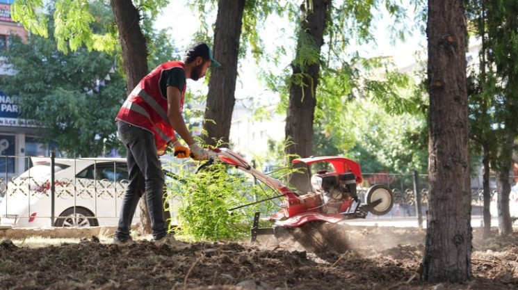 Keçiören Belediyesi park ve yeşil alanların bakımına devam ediyor