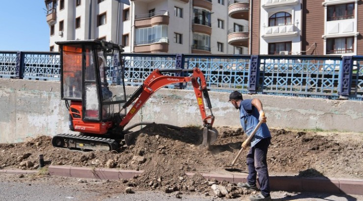 Keçiören Belediyesi park ve yeşil alanların bakımına devam ediyor - Resim : 2