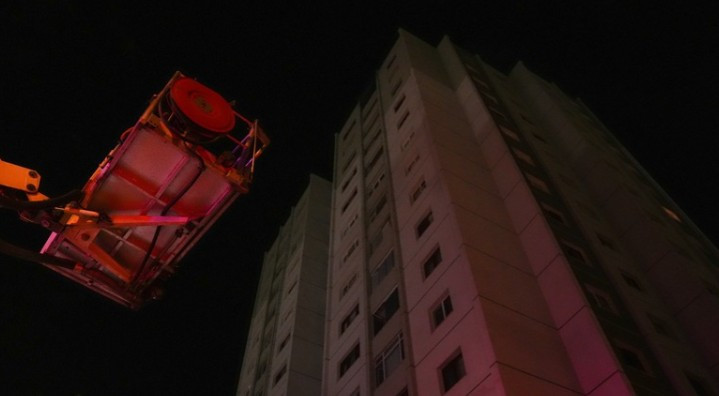 Yenimahalle'de 16 katlı apartmanın en üst katında yangın çıktı