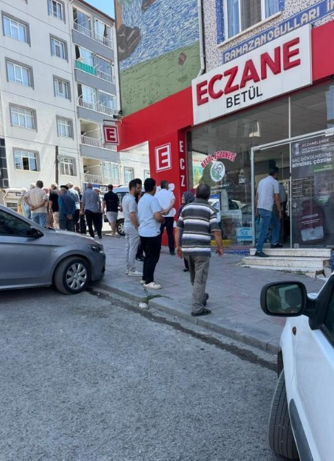 Elmadağ'da kontrolden çıkan otomobil eczaneye çarparak durabildi