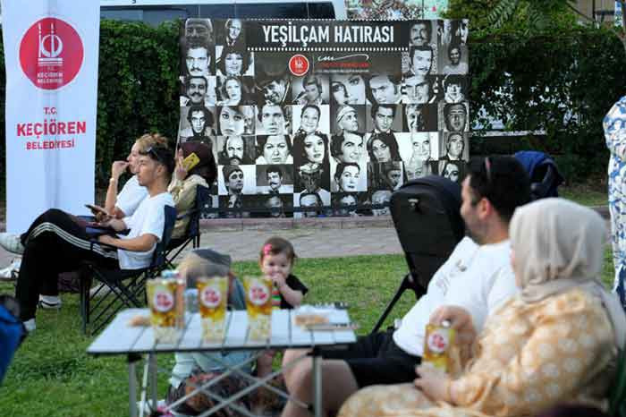 Keçiören Belediyesi'nin Yeşilçam geceleri açık hava sineması ile sürüyor