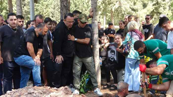 Ankara'da vefat eden ‘Jrokez' lakaplı yayıncı Oğuzhan Dalgakıran toprağa verildi - Resim : 2