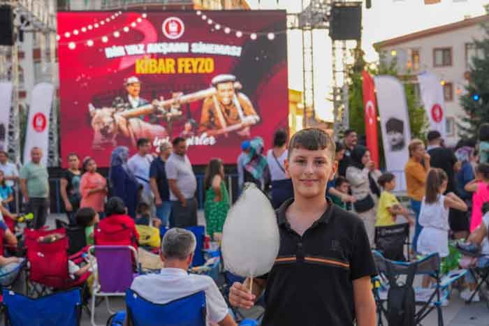 Keçiören Belediyesi'nin açık hava sinemasında Kibar Feyzo gösterimdeydi - Resim : 3