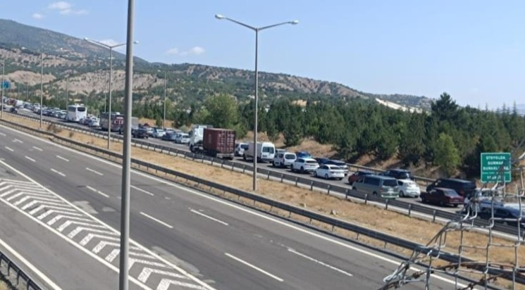 Ankara-Bolu Otoyolu'nda metenol yüklü tanker kaza yaptı: Uzun araç kuyrukları oluştu - Resim : 2