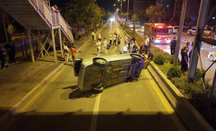 Kırıkkale'de üst geçide çarpan otomobil takla attı
