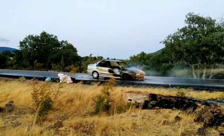 Güdül'de seyir halindeki araçta çıkan yangın tarlaya sıçradı