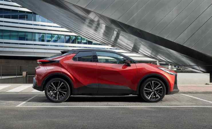 Toyota C-HR Hybrid model SUV Ağustos indirimiyle satılıyor