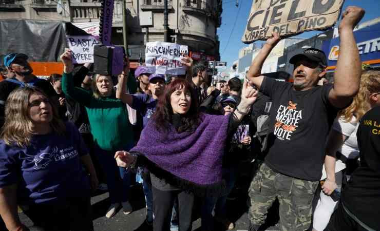 Arjantin Devlet Başkanı Javier Milei'nin konvoyuna taşlarla saldırdılar