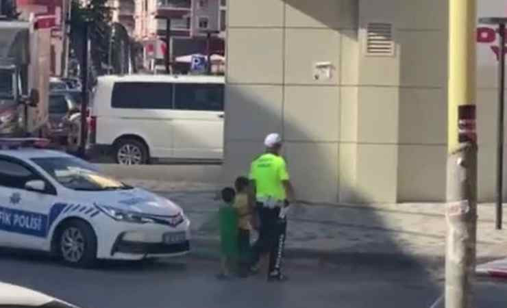 Kahramankazan'da trafik polisinin 4 minik çocuğa yardımı yürek ısıttı