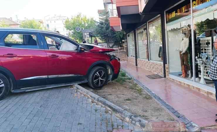 Elmadağ'da iki otomobilin çarpıştığı kazada maddi hasar oluştu