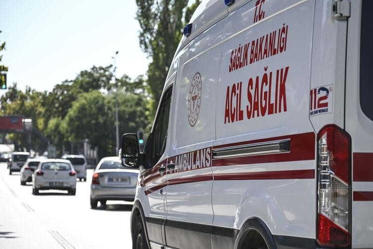 Çubuk'ta iki otomobil kafa kafaya çarpıştı: 6 yaralı