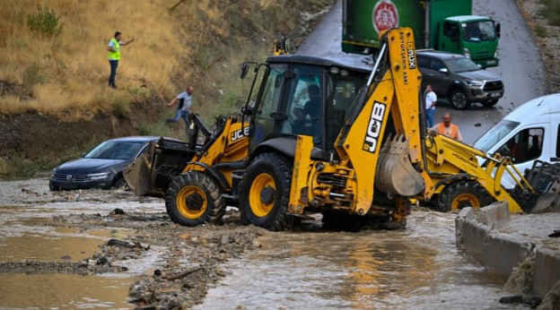 Çankaya'da dere suyu taştı! 2 araç sel suyunda mahsur kaldı