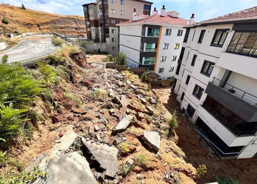 Çankaya'da dere suyu taştı! 2 araç sel suyunda mahsur kaldı - Resim : 2