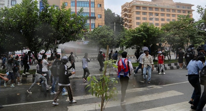 Nepal'de hükümet karşıtı göstericilere polis ateş açtı: 14 kişi öldü