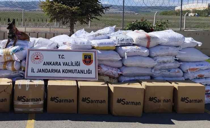 Kahramankazan'da jandarma ekipleri iki tırda 6 ton kaçak tütün yakaladılar