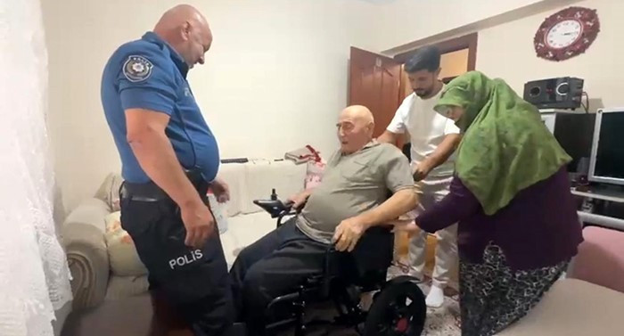 Polis memuru Şahin'den iyilik seferberliği: 30 bin akülü tekerlekli sandalye dağıttı