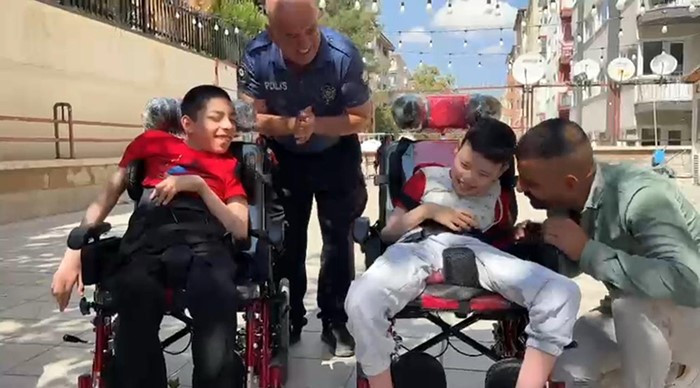 Polis memuru Şahin'den iyilik seferberliği: 30 bin akülü tekerlekli sandalye dağıttı - Resim : 3