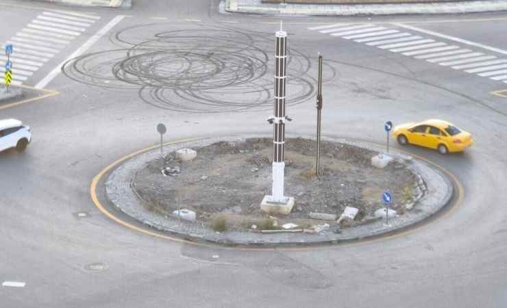 Yenimahalle'de trafiği kesip araçlarıyla drift attılar