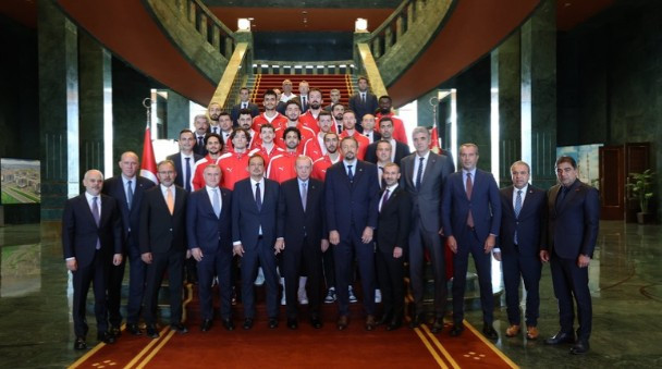 Cumhurbaşkanı Erdoğan, A Milli Basketbol Takımı ile bir araya geldi