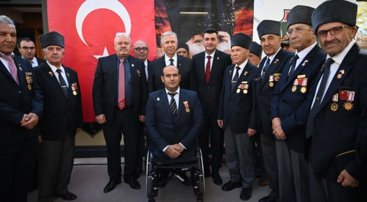 Başkan Yavaş, gazi ve şehit yakınlarıyla bir araya geldi - Resim : 3