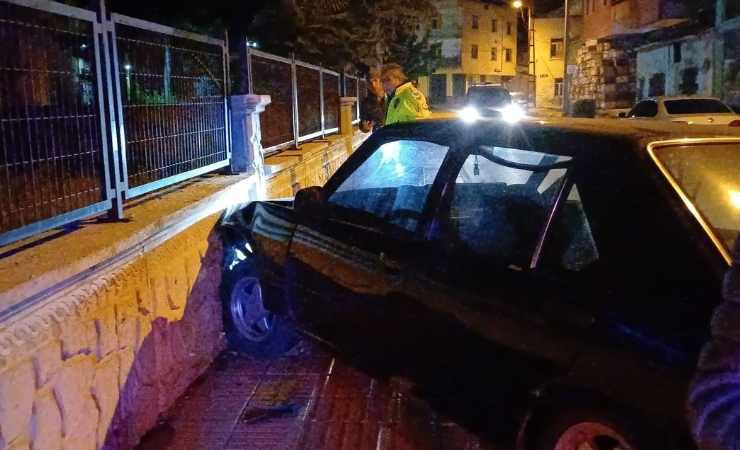 Çorum'da polisten kaçan plakasız araç duvara çarpınca işin aslı ortaya çıktı
