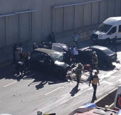 Etimesgut'ta zincirleme trafik kazası: 4 kişi yaralandı - Resim : 2