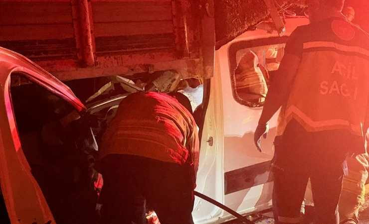Polatlı'da hafif ticari araç kamyonun altına girdi: 2 ölü, 1 ağır yaralı