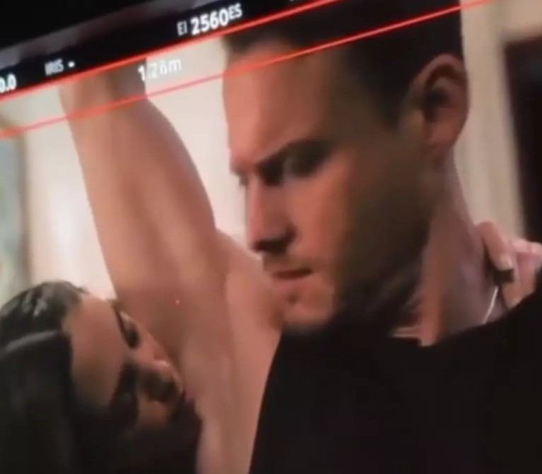 Öykü Karayel ve Kerem Bürsin'in 'koltuk altı' sahnesi sosyal medyayı ikiye böldü