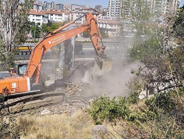 Pursaklar Belediyesi ilçe genelinde metruk yapıların yıkımını sürdürüyor - Resim : 3