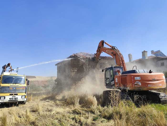 Pursaklar Belediyesi ilçe genelinde metruk yapıların yıkımını sürdürüyor - Resim : 2